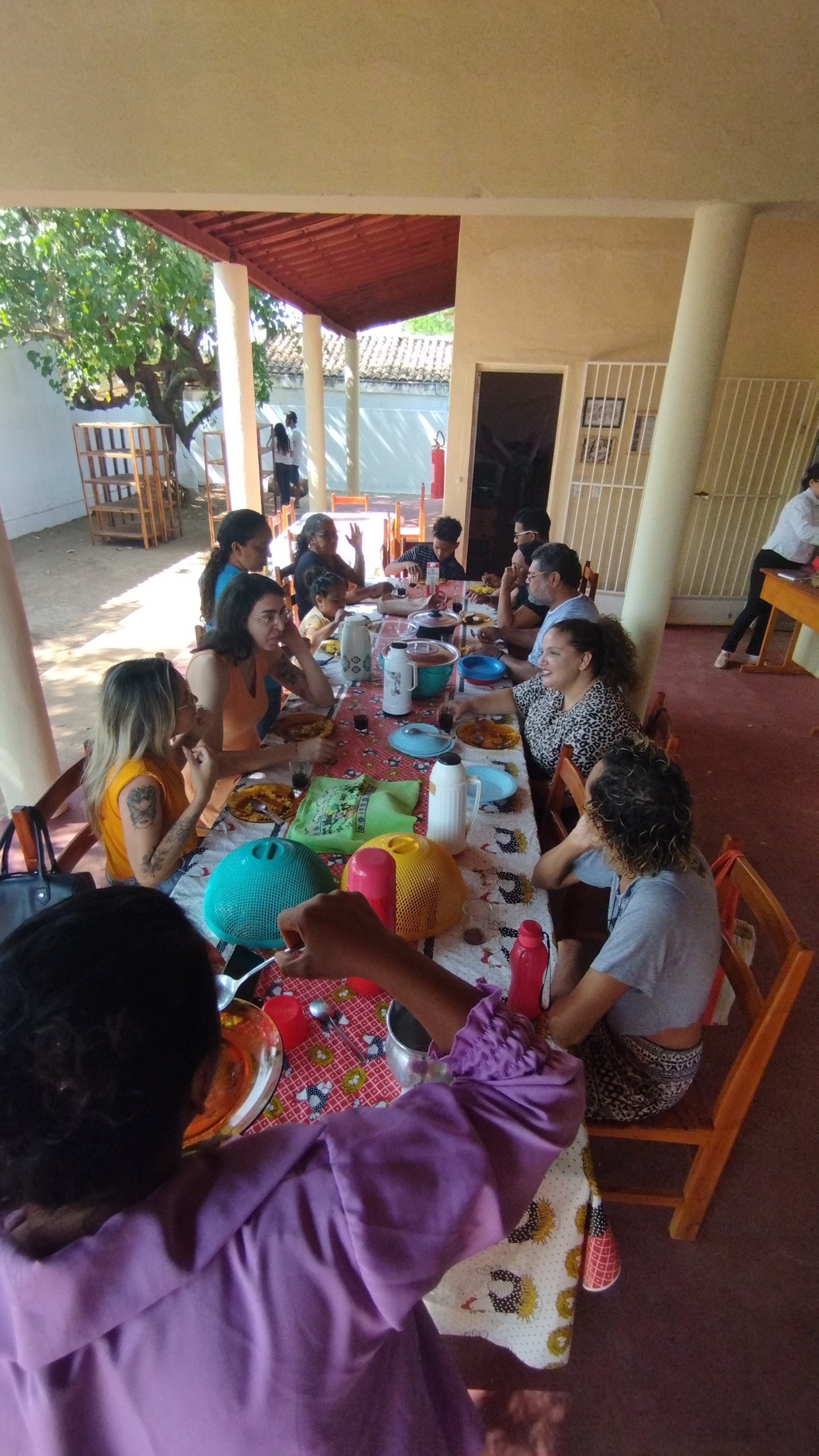 Família colhendo alimentos agroecológicos