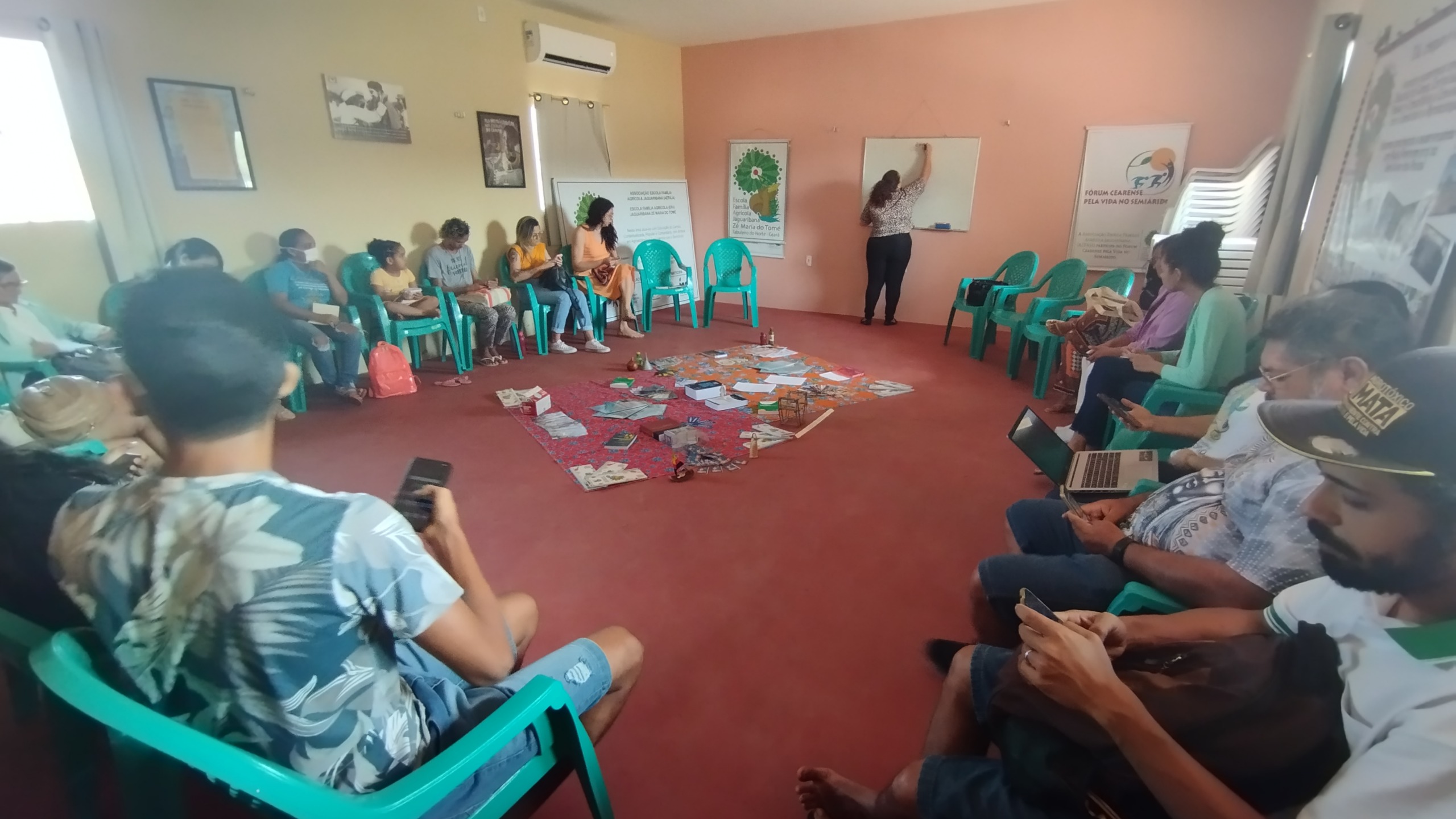 Famílias trabalhando na feira agroecológica de Jaguaribe